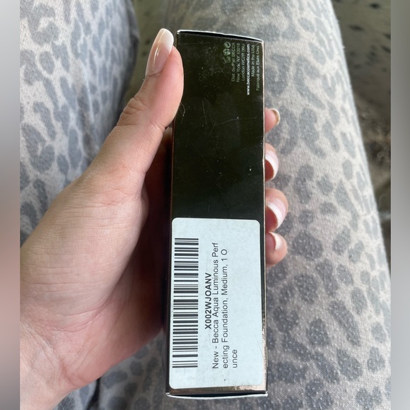 BECCA Aqua Luminous Foundation - Medium - Picture 3 of 5